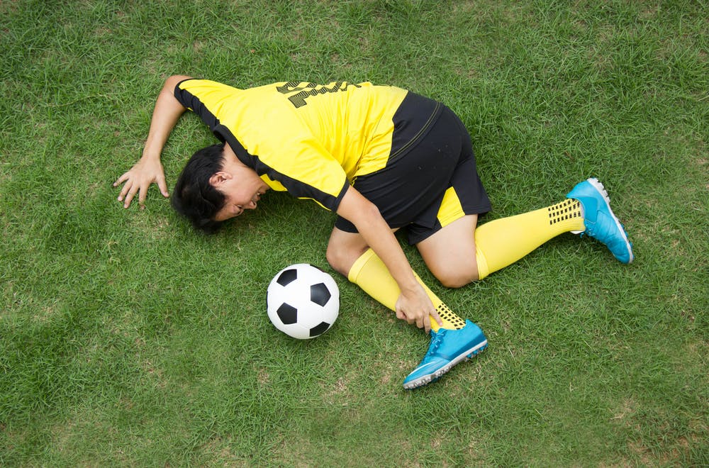 Những chấn thương khớp gối thường gặp khi chơi đá bóng 1